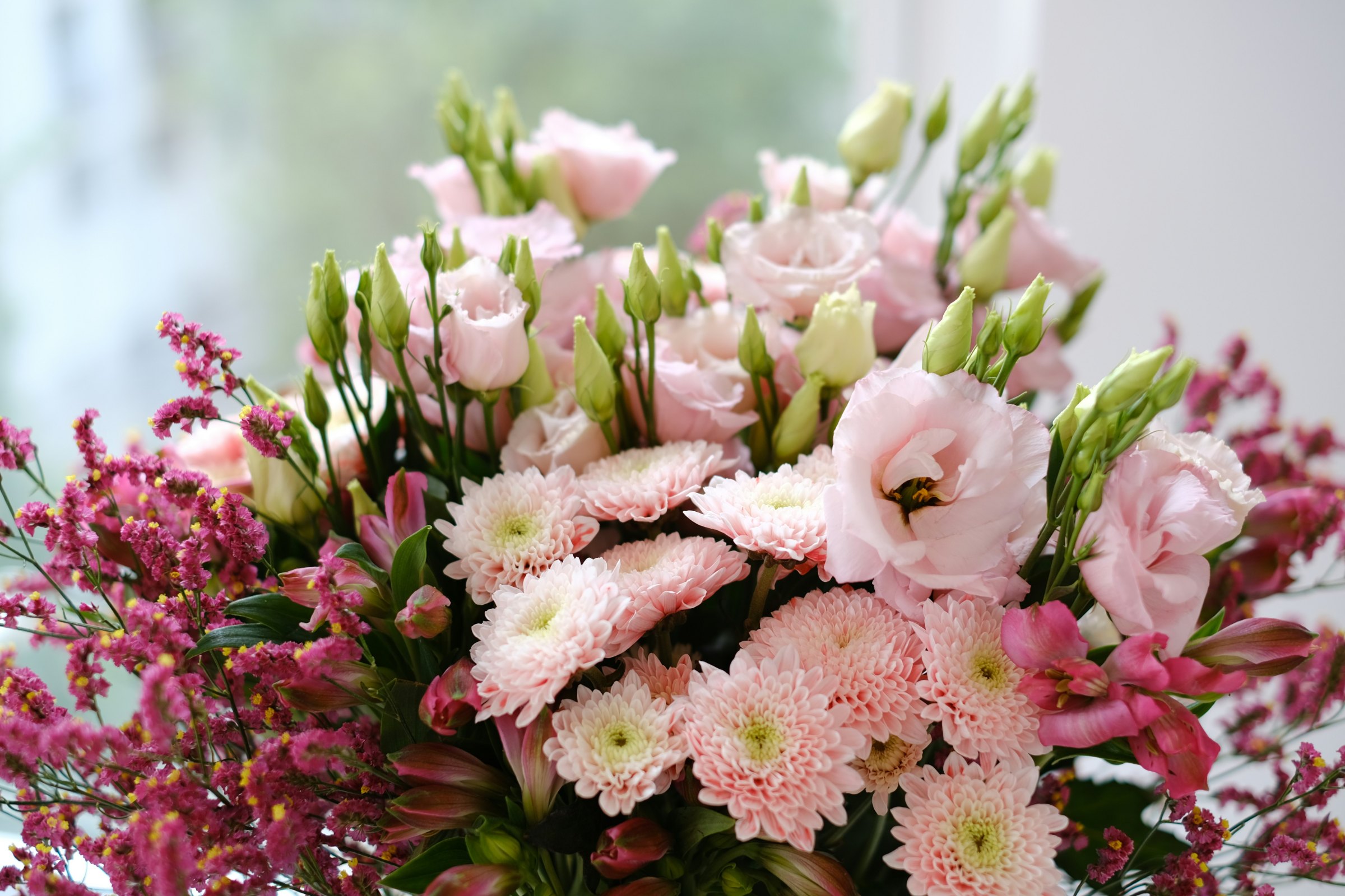 aranjament floral în tonuri pastelate